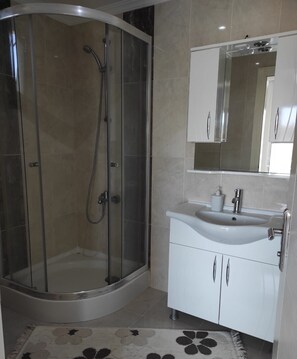 Basic Double Room, 1 Double Bed, Garden View | Bathroom | Shower, hair dryer, towels