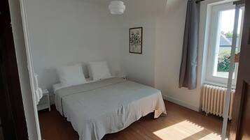 3 makuuhuonetta, työpöytÀ, vauvan matkasÀnky, ilmainen Wi-Fi