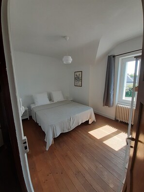 3 bedrooms, desk, travel cot, free WiFi