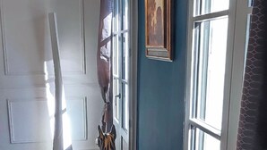 A room with a wooden floor, a zebra statue, a framed picture on the wall, and a window with curtains. - Charming house downtown ARCEAUX 140M2. 4 bedrooms. Possible Prkg (Montpellier)