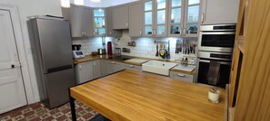 Fridge, microwave, oven, stovetop - Charming house downtown ARCEAUX 140M2. 4 bedrooms. Possible Prkg (Montpellier)