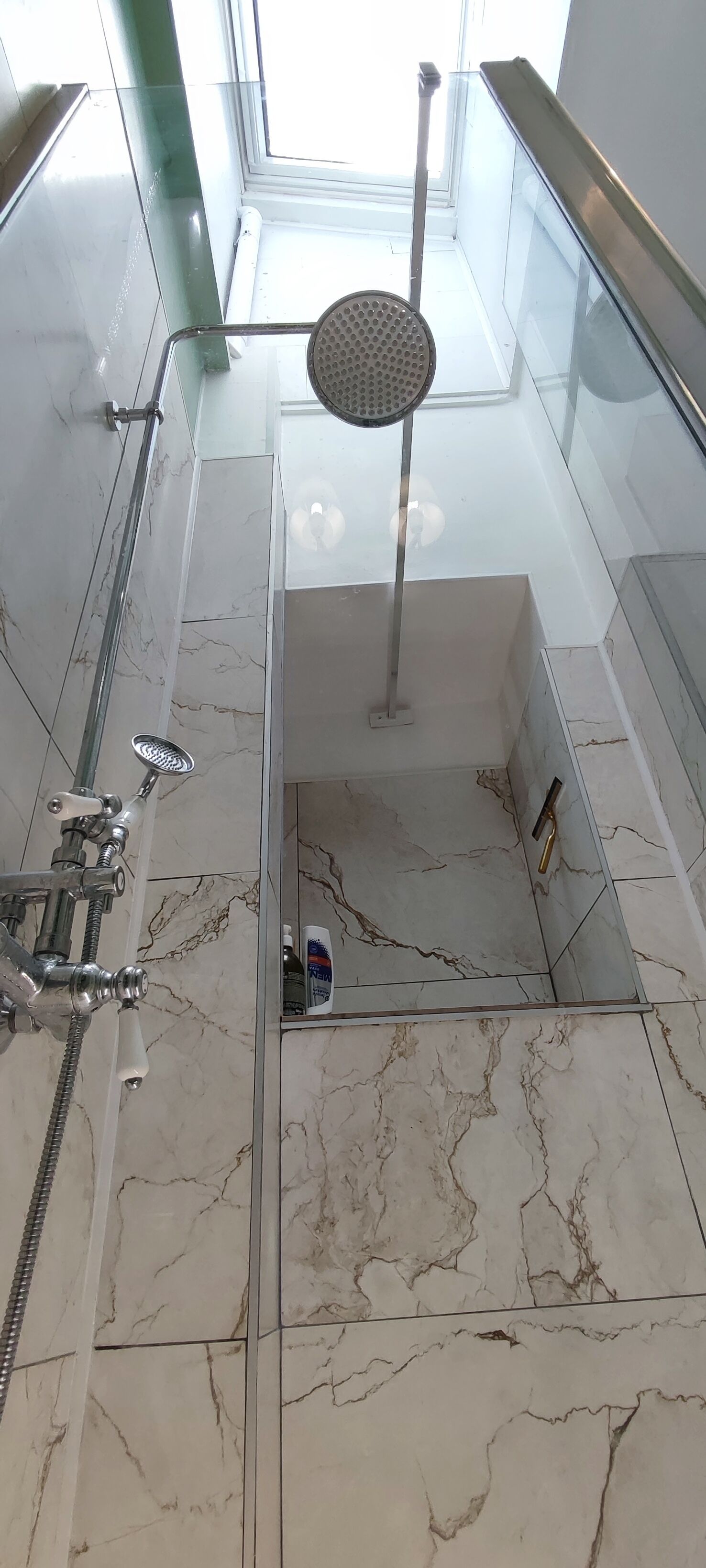 Douche, sèche-cheveux, serviettes fournies, savon