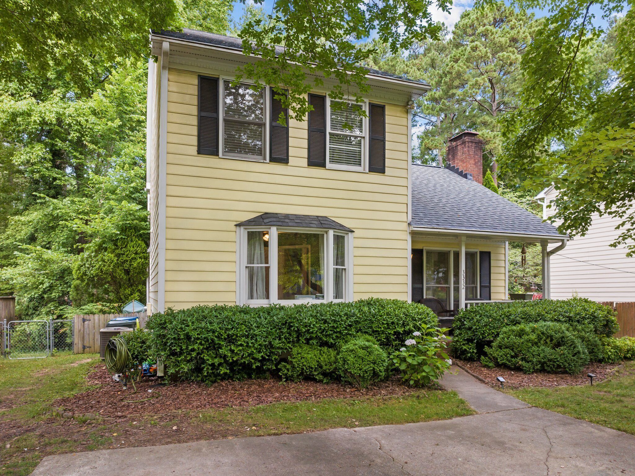 The Yellow House - 3 br/2 ba - 4 miles to Downtown