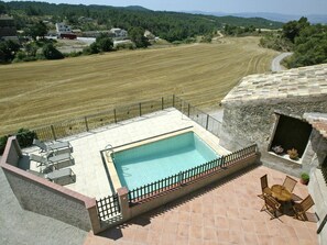 Ein Pool auf dem Dach mit Blick auf eine ländliche Landschaft.