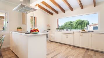 Réfrigérateur, micro-ondes, lave-vaisselle, cafetiÚre/bouilloire