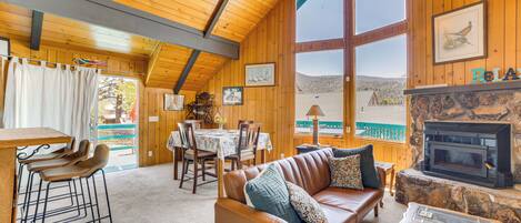 Téléviseur, foyer, lecteur de DVD, livres