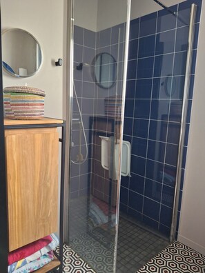 Shower, hair dryer, towels, soap - Family home with pool 100m from the wild coast and beach 5 minutes away (Batz-sur-Mer)