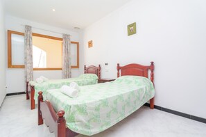 3 habitaciones, tabla de planchar con plancha y ropa de cama