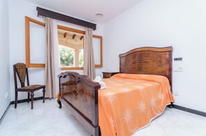 3 bedrooms, iron/ironing board, bed sheets