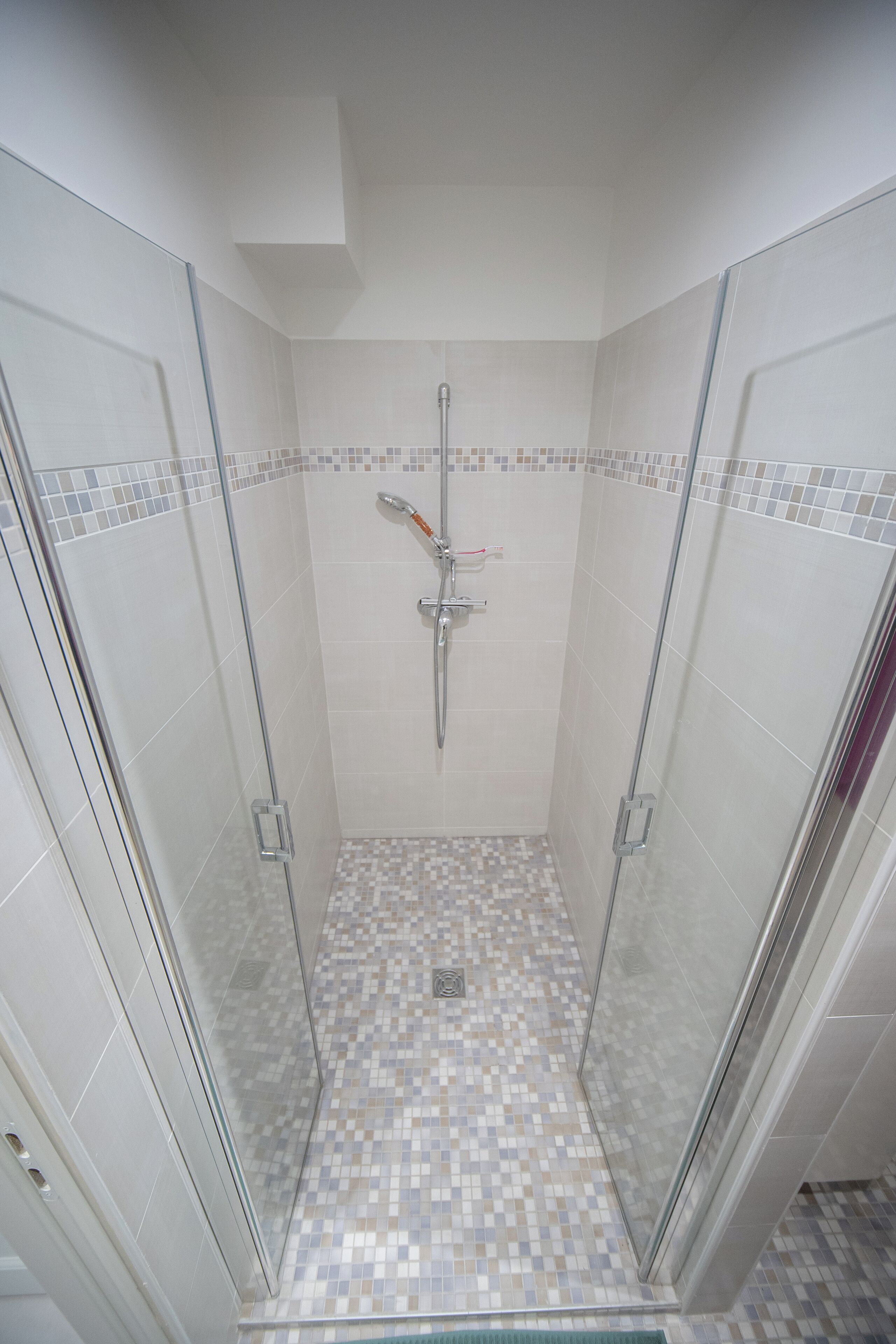 Douche, sèche-cheveux, serviettes fournies, savon