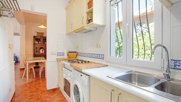 Mikrowelle, Ofen, GeschirrspĂŒler, Hochstuhl