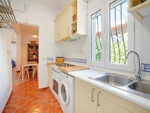 Microonde, forno, lavastoviglie, seggiolone