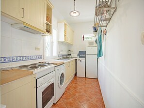 Microonde, forno, lavastoviglie, seggiolone