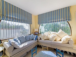 Een open haard en een stereo