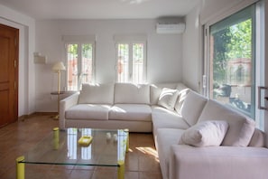 Smart TV, fireplace