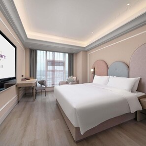 A hotel room with a large bed, a desk, and a chair. - Mercure Guangzhou Financial City (Guangzhou)