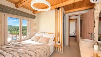 2 bedrooms, in-room safe, iron/ironing board, free WiFi