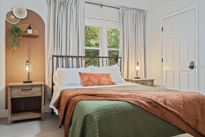 3 室のベッドルーム、デスク、アイロン / アイロン台、旅行用ベビーベッド