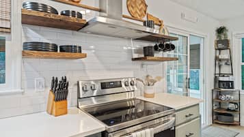 Geladeira, micro-ondas, fogão, cooktop
