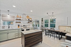 Fridge, microwave, oven, stovetop - Modern~OutdoorCinema~HotTub~EVSE (Rileyville)