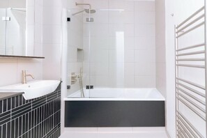 Apartment | Bathroom | Shower, towels