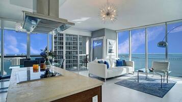 Appart'hôtel Luxe, 2 chambres, en bord de piscine | Cuisine privée | Grand réfrigérateur, micro-ondes, four, plaque de cuisson