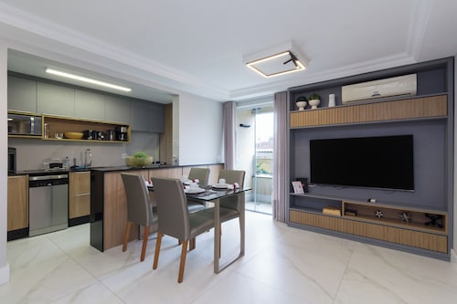 Beautiful, cozy , renovated apartment blocks from the Botanical Garden.