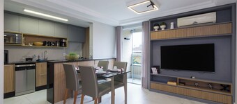 Beautiful, cozy , renovated apartment blocks from the Botanical Garden.