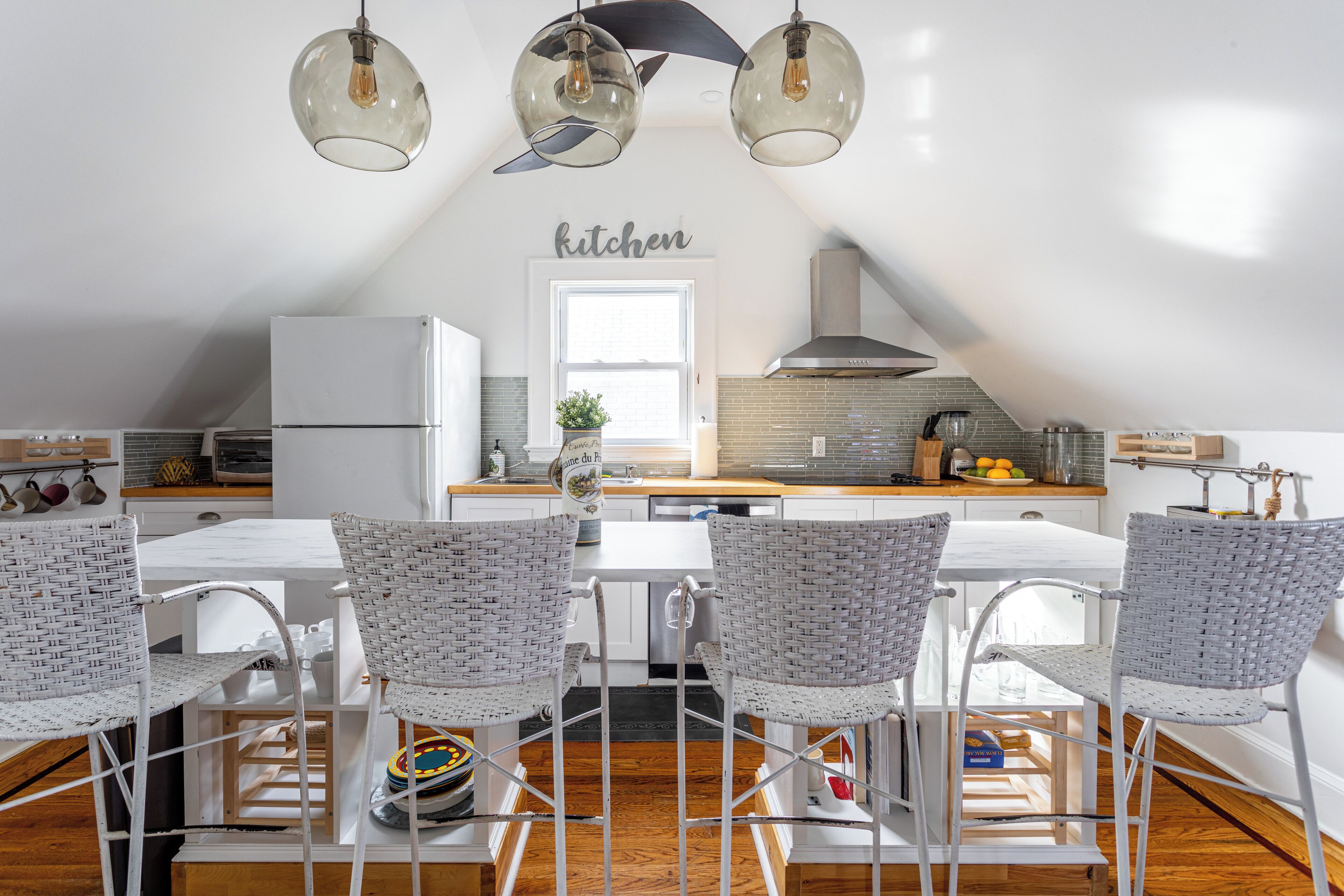 Full-size fridge, oven, stovetop, blender