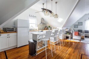 Grand réfrigérateur, four, plaque de cuisson, blender