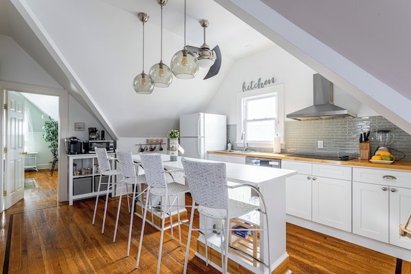 Full-sized fridge, oven, stovetop, blender