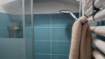 Doccia, asciugacapelli, asciugamani, sapone