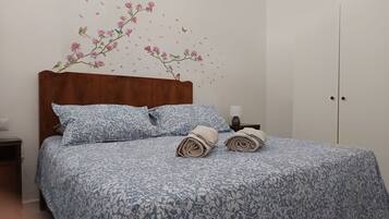 2 bedrooms, desk, free WiFi, bed sheets