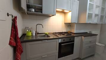 Fridge, oven, stovetop, coffee/tea maker