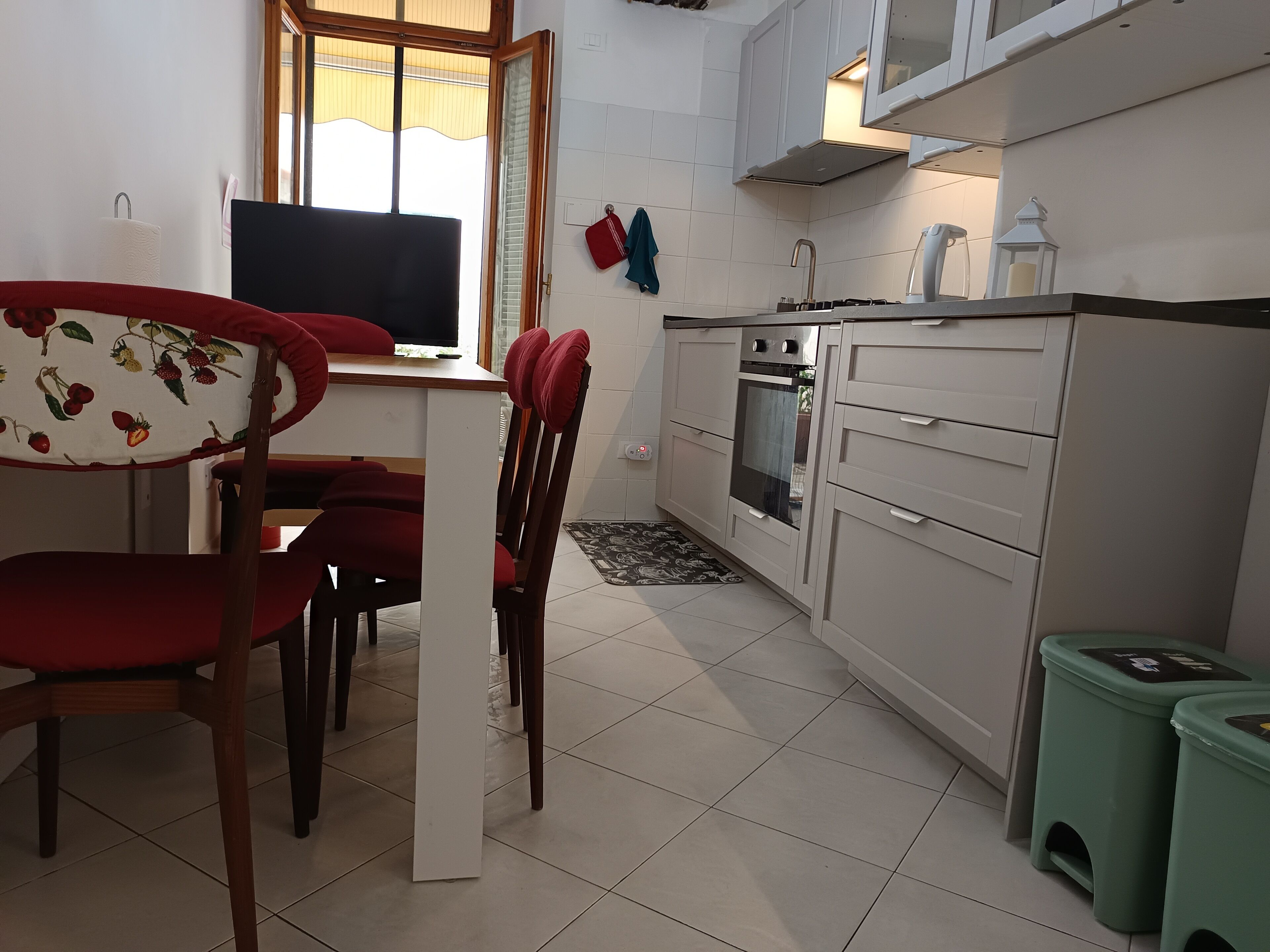 Frigorifero, forno, piano cottura, macchina per tè/caffè