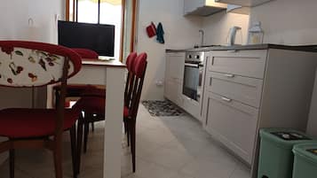 Frigorifero, forno, piano cottura, macchina per tè/caffè