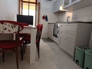 Refrigerador, horno, parrilla de estufa y cafetera y tetera 