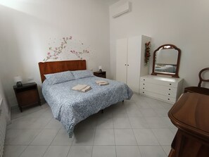 2 camere, una scrivania, Wi-Fi gratuito, lenzuola