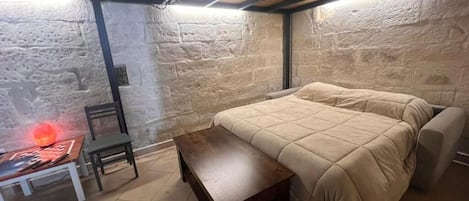 1 bedroom, desk, WiFi, bed sheets
