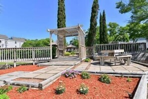 Outdoor dining - Beach Life, Heated Pool, Hot Tub, Close to Beach (Myrtle Beach)