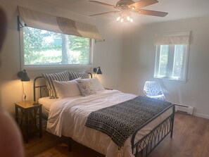 4 bedrooms, iron/ironing board, free WiFi, bed sheets - Large 1 level House in the Pines, 4 car garage, short walk to CBC (Woodland Park)