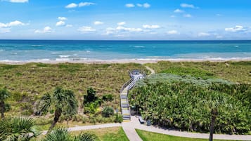 Chaises longues, serviettes de plage