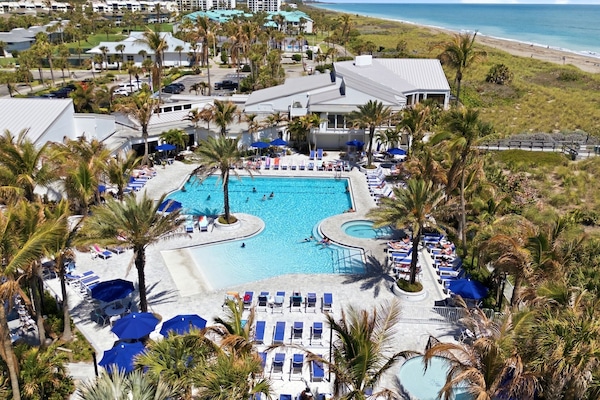 Resort style pool, tiki bar and restaurant