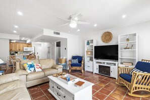 Smart TV, books - Your Perfect Vacation Townhome Just Steps from the Sand! - Full Amenities (Fort Pierce)