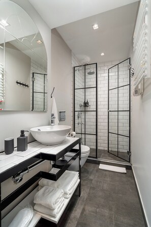 Shower, free toiletries, hair dryer, slippers - Urban Quarters - Tepebaşi (Istanbul)