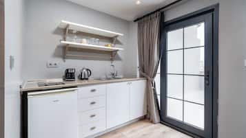 Signature Penthouse, 1 Queen Bed, City View, Executive Level | Private kitchen | Mini-fridge, stovetop, coffee/tea maker, electric kettle