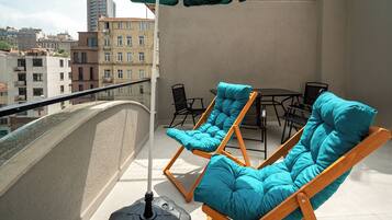 Signature Penthouse, 1 Queen Bed, City View, Executive Level | Terrace/patio