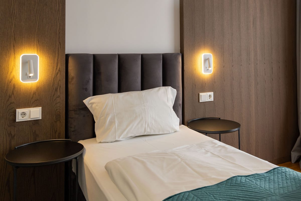 Singola Deluxe | Biancheria da letto di alta qualità, copriletto in piuma, minibar