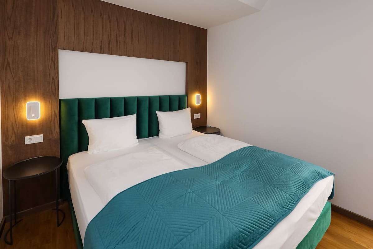 Doppia Economy | Biancheria da letto di alta qualità, copriletto in piuma, minibar