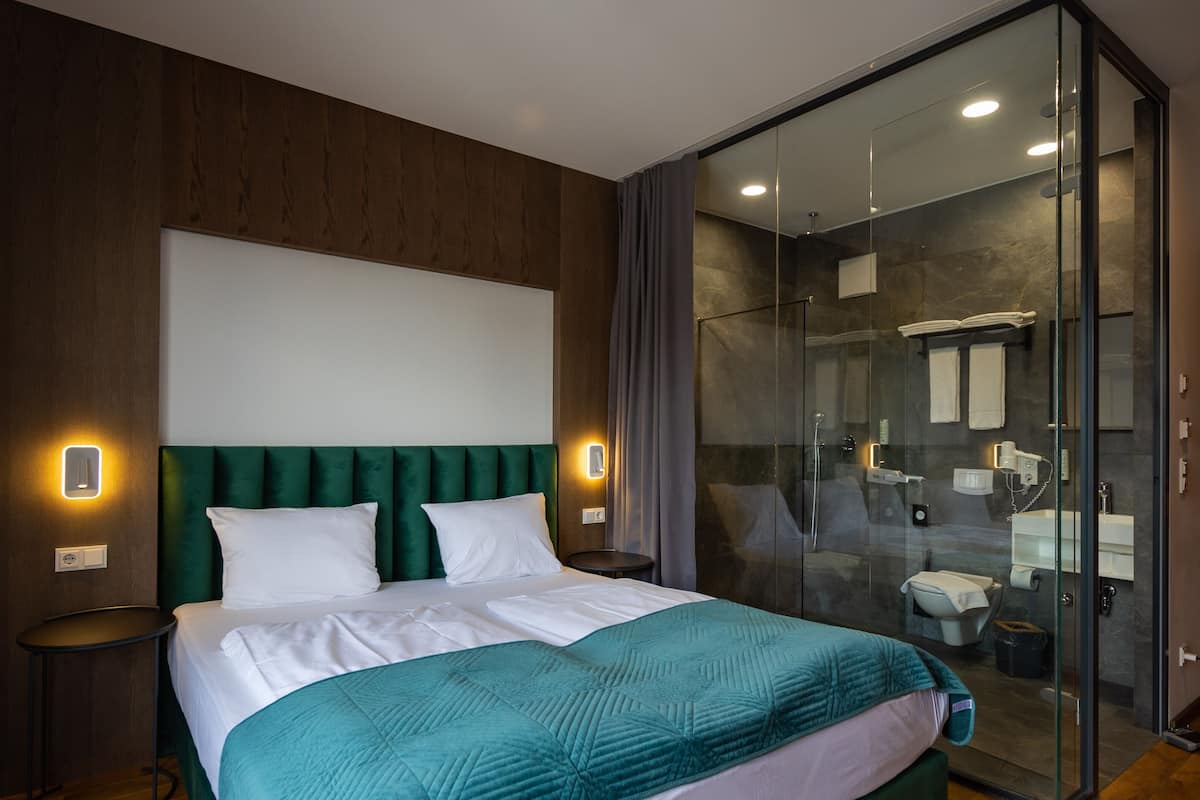 Biancheria da letto di alta qualità, copriletto in piuma, minibar